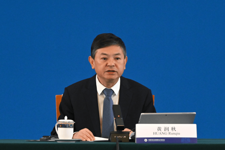 黄润秋出席中国环境与发展国际合作委员会2025年年会主题论坛并会见国合会外方副主席