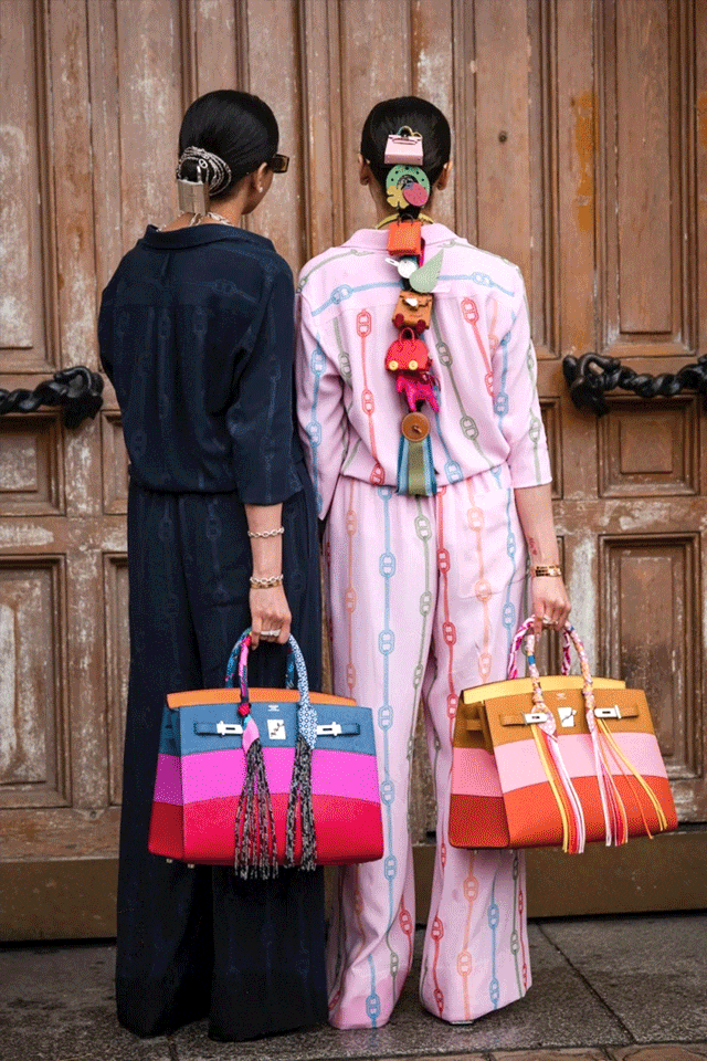 爱马仕当“头饰”<strong></p>
<p>谷歌股票</strong>,香奈儿挂满身,这对“神秘姐妹”是谁?