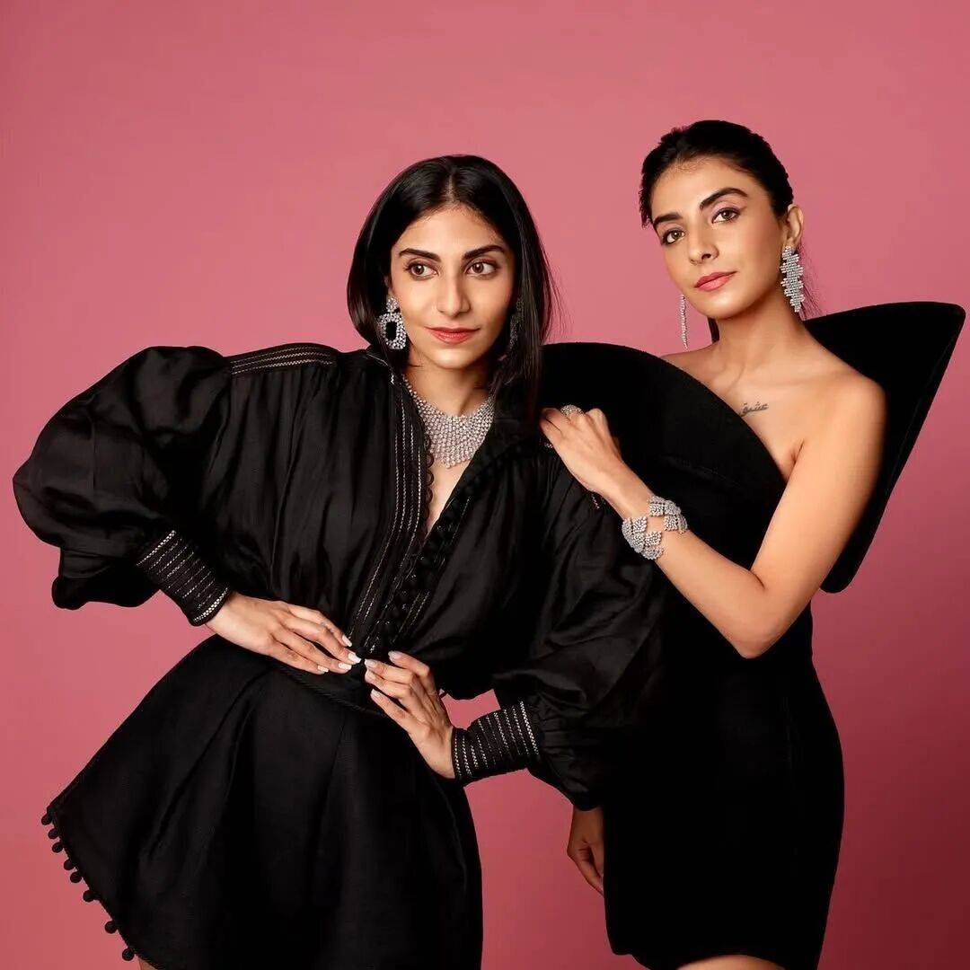 爱马仕当“头饰”<strong></p>
<p>谷歌股票</strong>,香奈儿挂满身,这对“神秘姐妹”是谁?