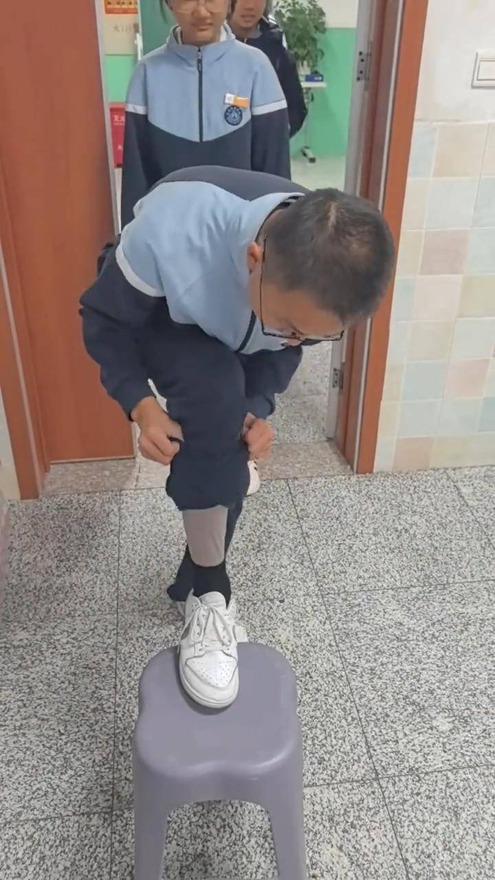 长春一班主任课前让学生排队受检“是否穿秋裤”<strong></p>
<p>北方稀土股票</strong>,网友点赞:以后你会感谢老师