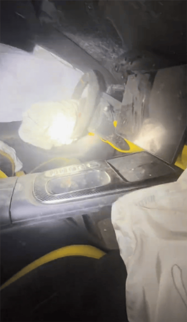 新疆一小米SU7 Ultra飞坡10多米翻滚多圈！车主发文：门能开<strong></p>
<p>北方稀土股票</strong>，没起火