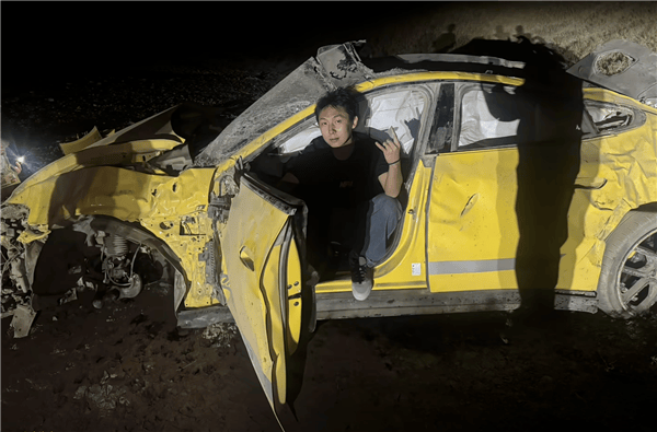 新疆一小米SU7 Ultra飞坡10多米翻滚多圈！车主发文：门能开<strong></p>
<p>北方稀土股票</strong>，没起火