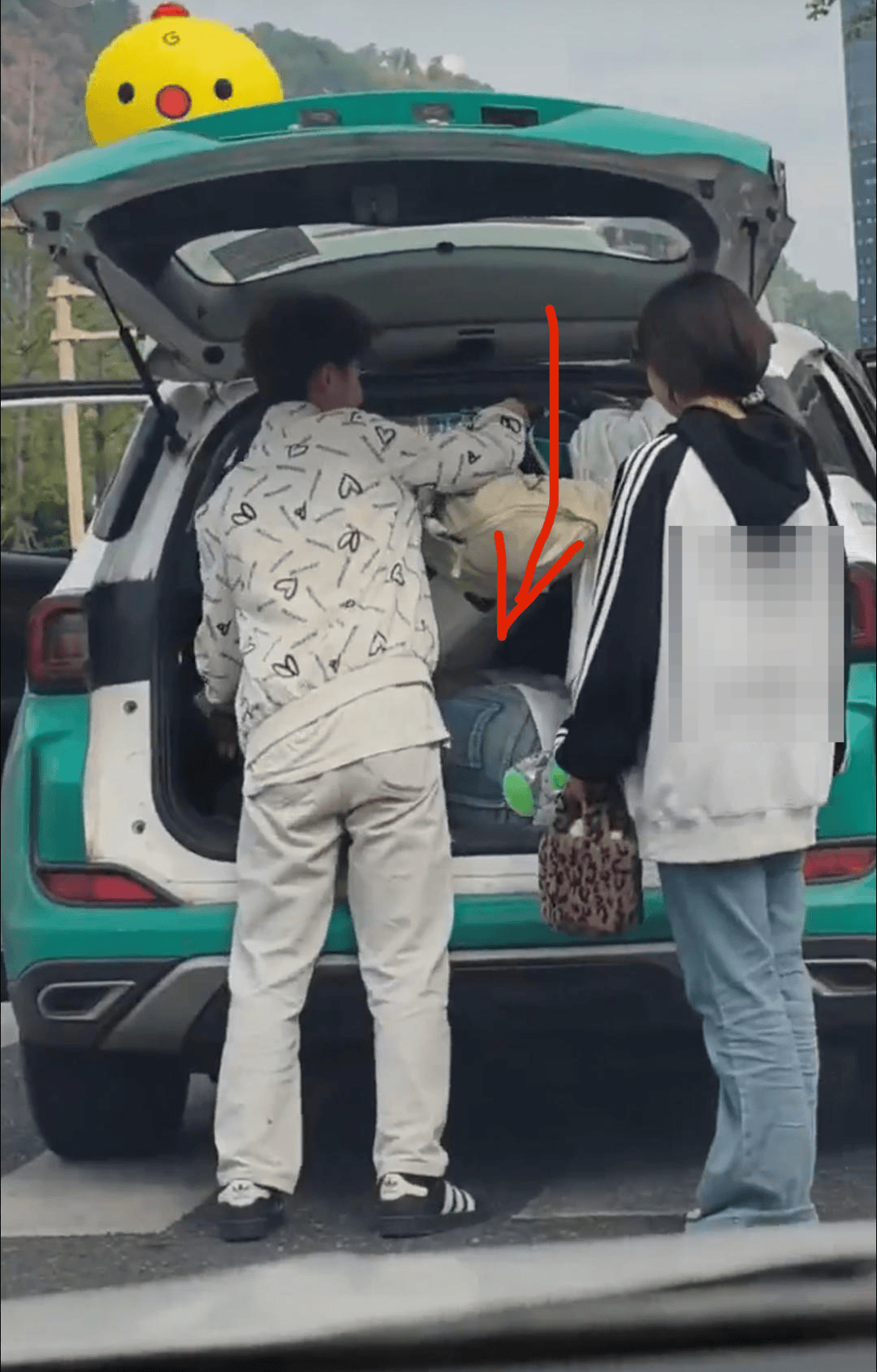 市民反映一乘客钻进出租车后备厢躲超载 宜宾警方：正在寻找当事乘客<strong></p>
<p>北方稀土股票</strong>，其行为涉嫌违法