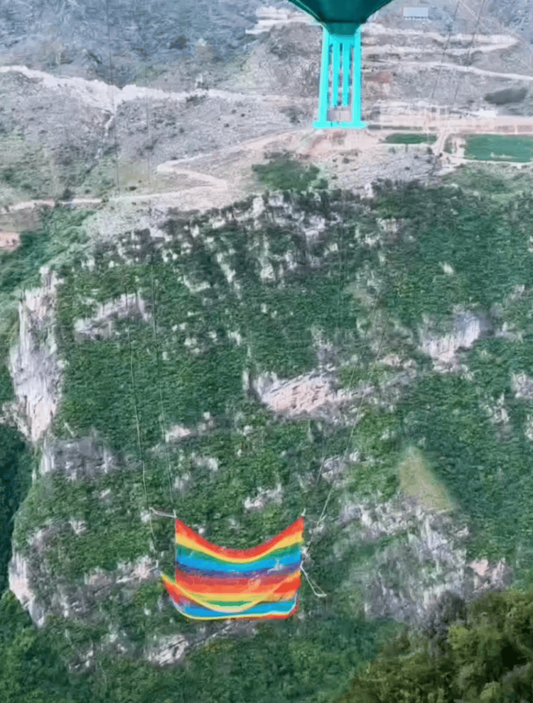 贵州花江峡谷大桥无绳蹦极引热议<strong></p>
<p>北方稀土股票</strong>,工作人员:20-50米高度自选,下方有160㎡安全网接住