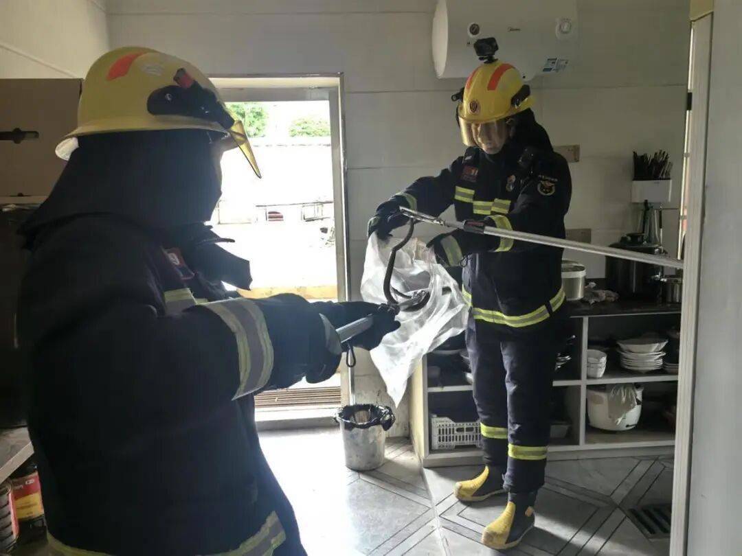 女子半夜上厕所<strong></p>
<p>鲁抗医药股票</strong>,马桶里突然窜出一条蛇!