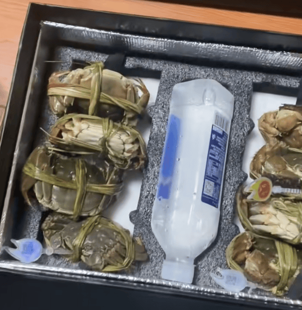 消费者花400元买到臭蟹客服建议蘸醋吃<strong></p>
<p>鲁抗医药股票</strong>,“包退包赔”的售后执行严苛,网红蟹太太信任危机凸显,被协会除名屡遭行政处罚