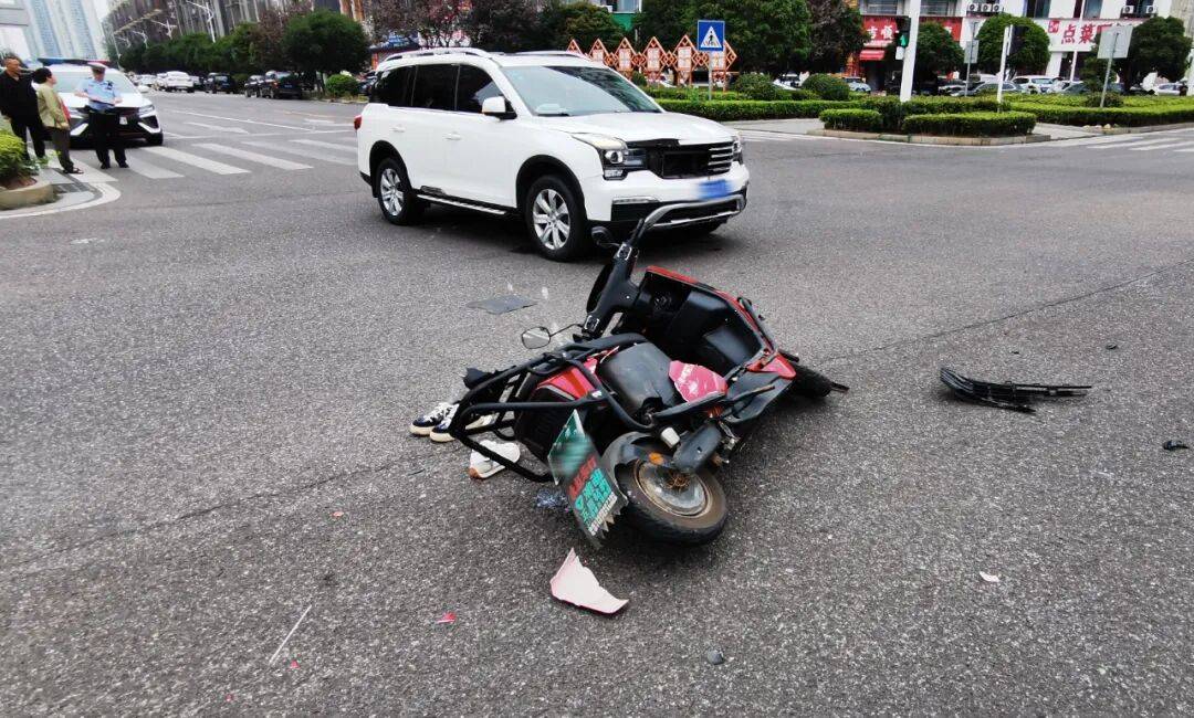 湖南湘潭一女生骑车闯红灯<strong></p>
<p>上海贝岭股票</strong>,骨折、肝破裂…