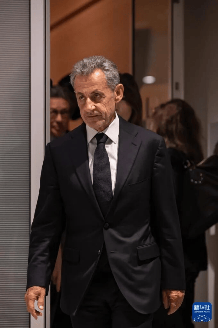 70岁法国前总统萨科齐的“坐牢style”:入狱前密会马克龙<strong></p>
<p>长江电力股票</strong>,入狱后开始写书