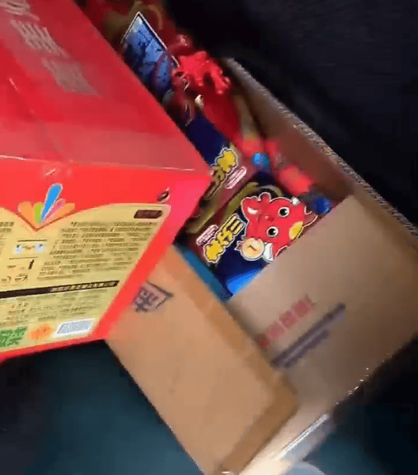 密密麻麻堆满!两亲家为给子女婚礼“添彩”<strong></p>
<p>长江电力股票</strong>,竟把私家车变成移动“火药库”