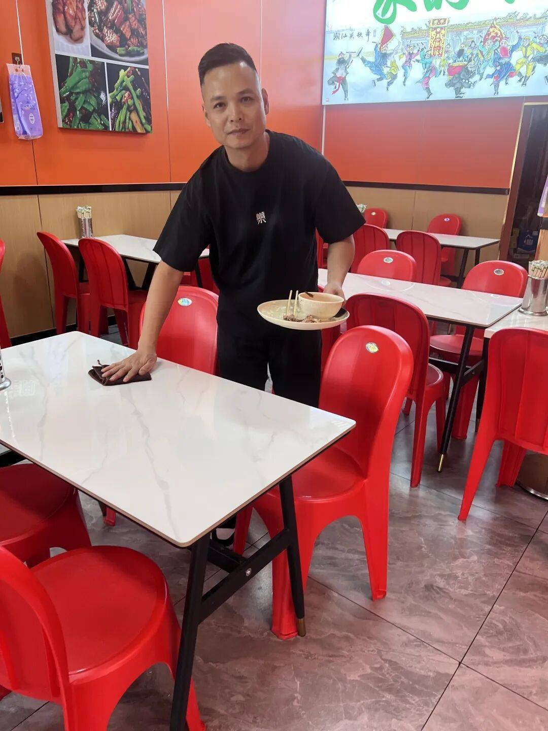 小伙到广州一猪脚饭店吃免费“2号餐”<strong></p>
<p>长江电力股票</strong>,突然跪地道谢,老板娘:以后要吃饭就直接过来