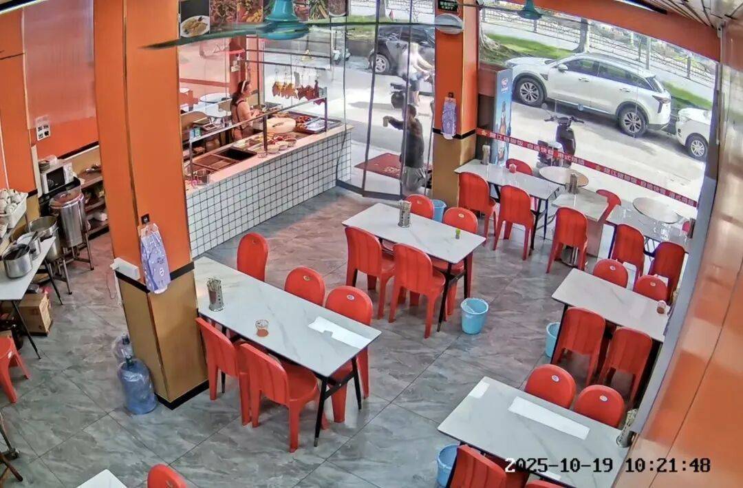 小伙到广州一猪脚饭店吃免费“2号餐”<strong></p>
<p>长江电力股票</strong>,突然跪地道谢,老板娘:以后要吃饭就直接过来