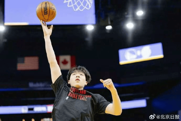 杨瀚森迎NBA常规赛首秀<strong></p>
<p>长江电力股票</strong>,两罚全中拿到个人NBA生涯首分;此前出场时播音字幕都是中文