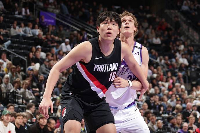 杨瀚森迎NBA常规赛首秀<strong></p>
<p>长江电力股票</strong>,两罚全中拿到个人NBA生涯首分;此前出场时播音字幕都是中文