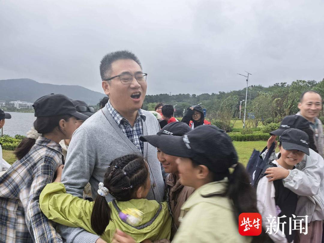 “叔叔是江苏的<strong></p>
<p>长江电力股票</strong>,将来一定带你们去看看!”镇江警官不忘承诺,四次组织近百名藏区学子来苏研学