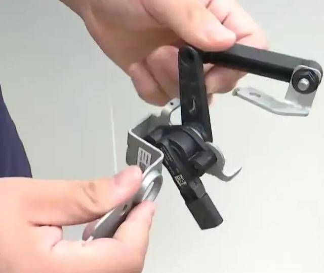 男子花30多万买了辆小米YU7 Pro<strong></p>
<p>长江电力股票</strong>,主驾下方出现不知名零件!