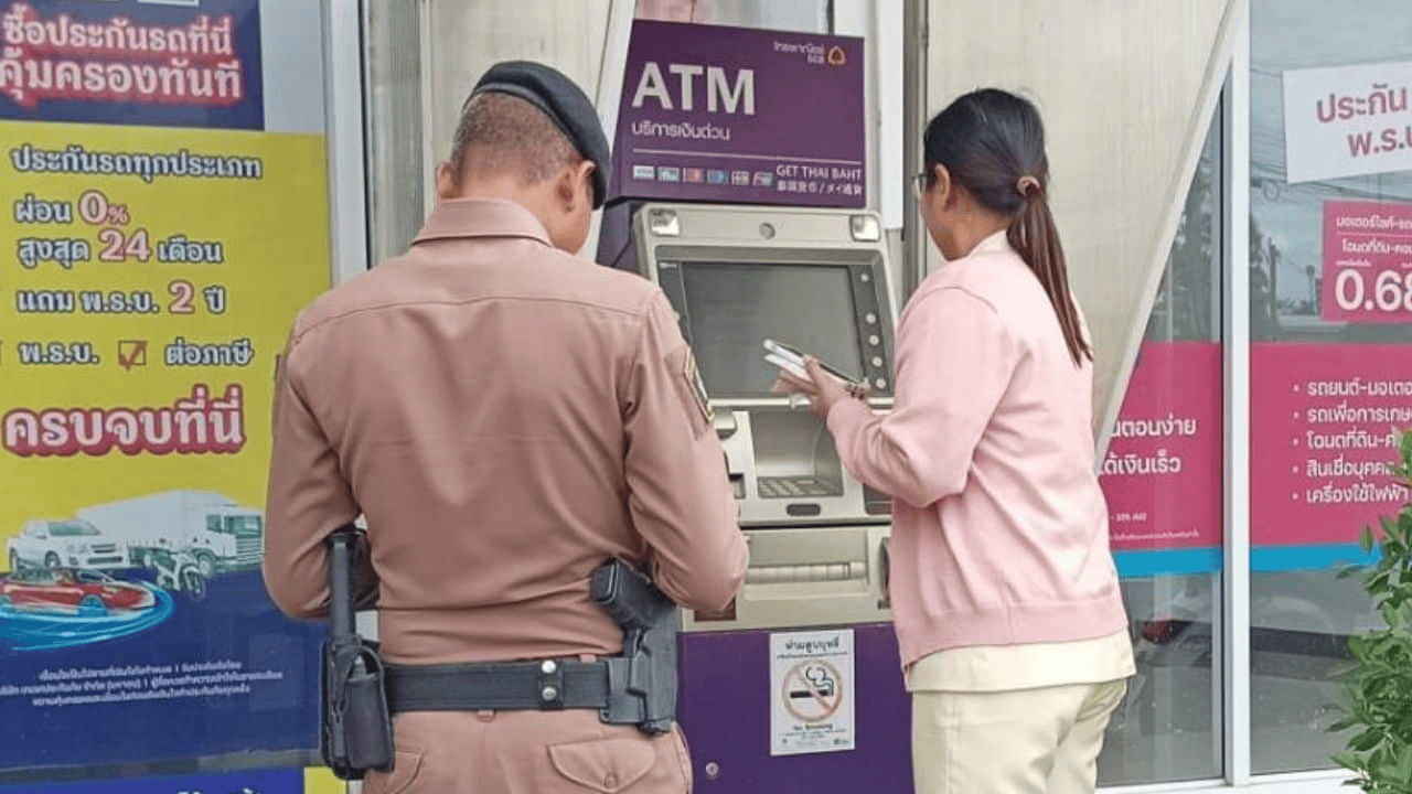 泰国女子在ATM机取钱<strong></p>
<p>中国平安股票</strong>,取款口突然窜出一条蛇