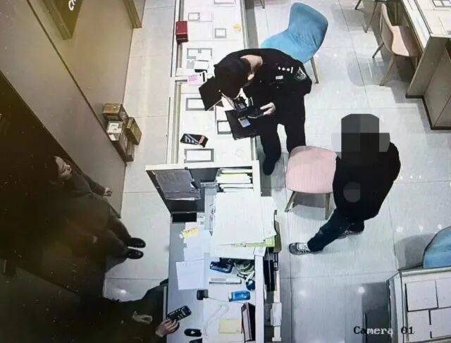 股市套现170万元后<strong></p>
<p>通富微电股票</strong>,杭州男子豪购300克金条!老板当场报警……