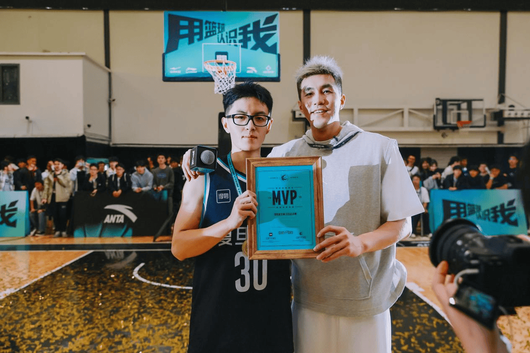 复旦、交大、同济等八大高校集结<strong></p>
<p>通富微电股票</strong>,得物App“新生杯”篮球赛首战上海