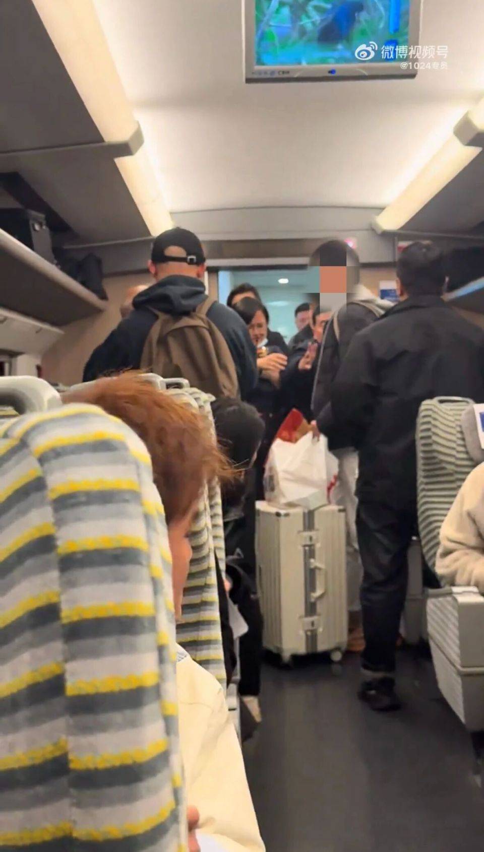 老年男子高铁上要求让座遭拒<strong></p>
<p>通富微电股票</strong>,反辱骂年轻乘客:“你是人吗?”