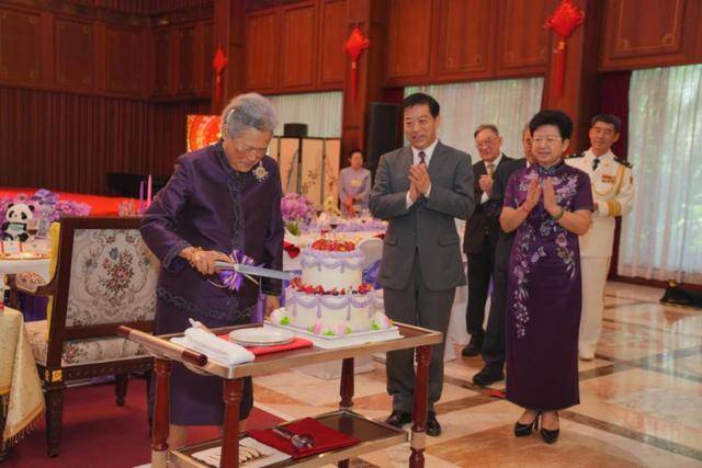 连续有两位国王访华<strong></p>
<p>通富微电股票</strong>,其中一位是建交以来首访,证明了什么?