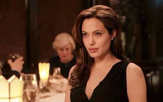 安吉丽娜·朱莉访乌<strong></p>
<p>通富微电股票</strong>，保镖被带走