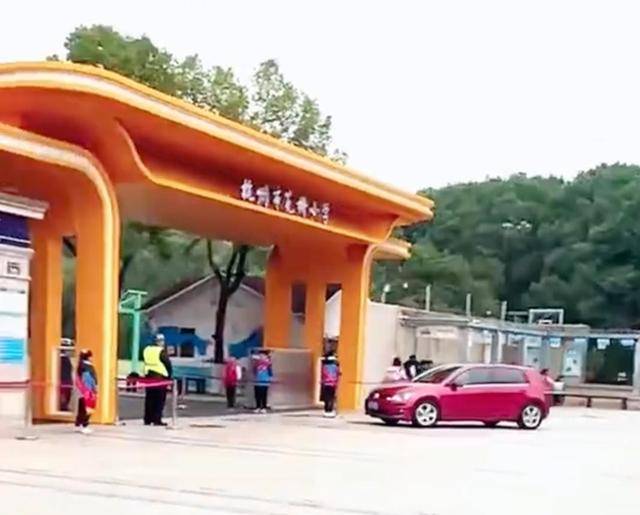 官方通报“小学生校门口列队敬礼迎车辆入校”<strong></p>
<p>通富微电股票</strong>!