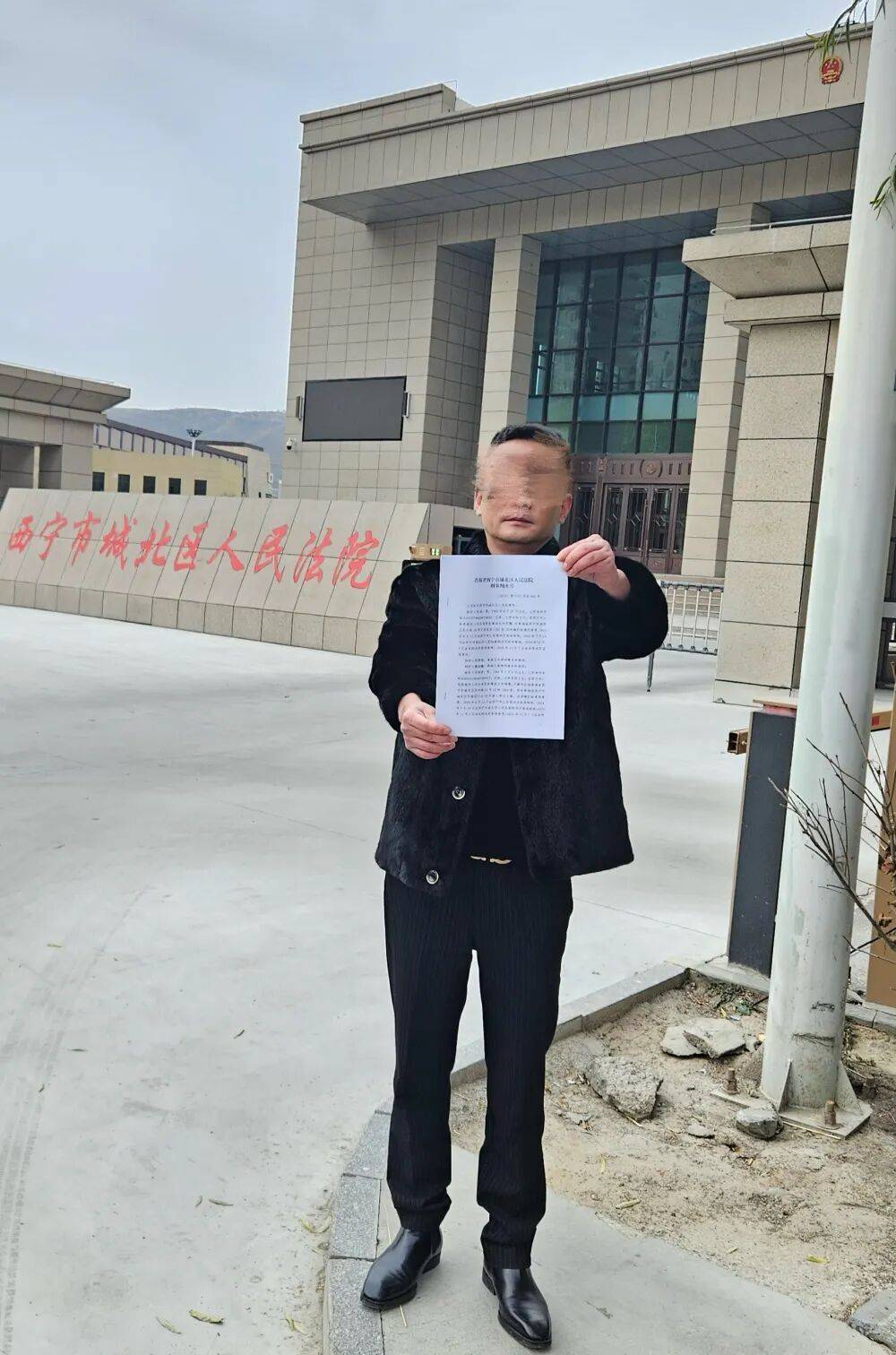 母亲派出所里遭民警责骂<strong></p>
<p>股票涨跌</strong>，男子插话后被拖进女厕群殴：涉案民警获刑8个月，两名辅警缓刑