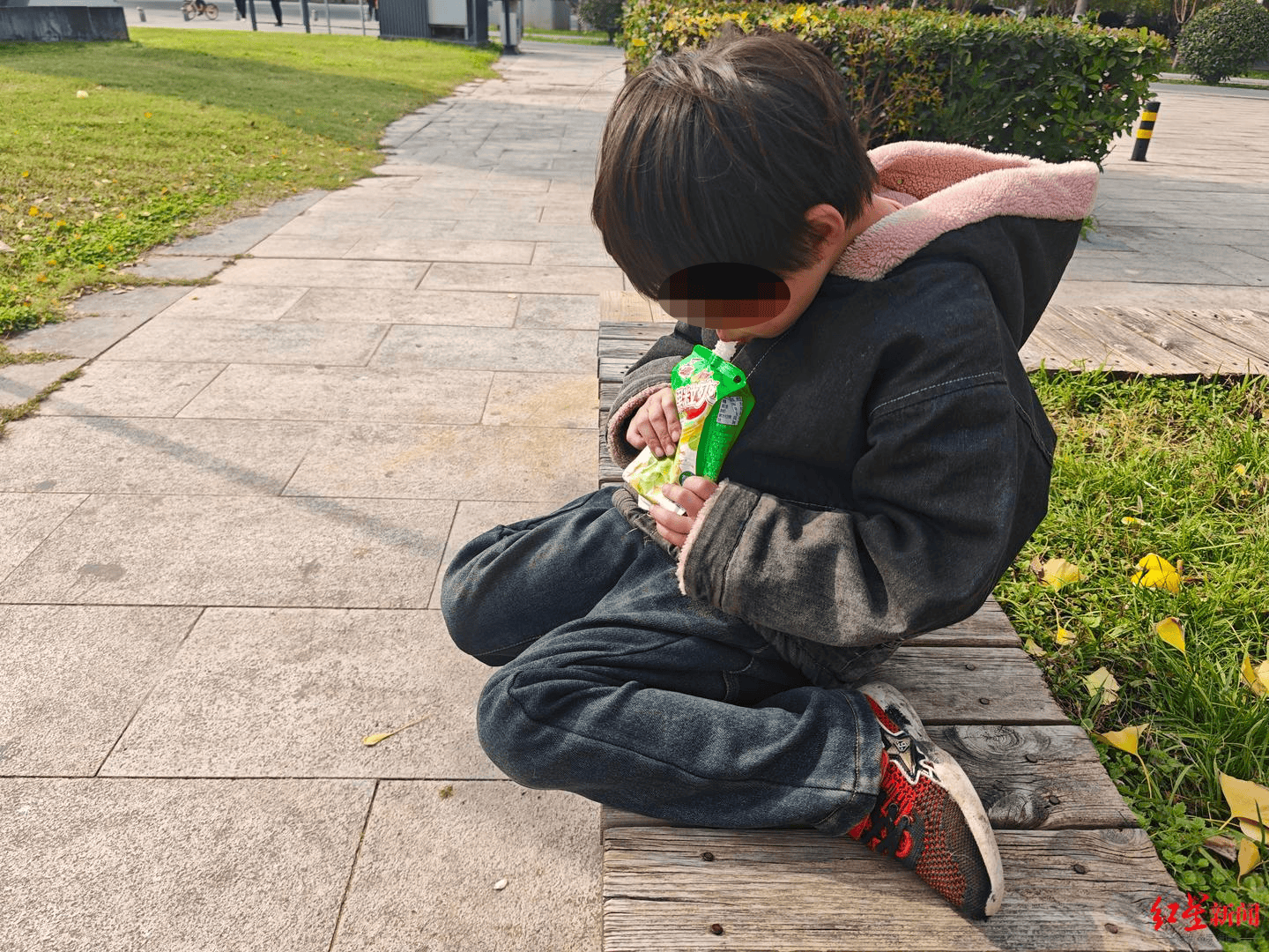 现场走访“女孩寒冬穿拖鞋捡食”一家:还有一个4岁妹妹<strong></p>
<p>中国船舶股票</strong>,当地正为两个孩子联系学校|求真