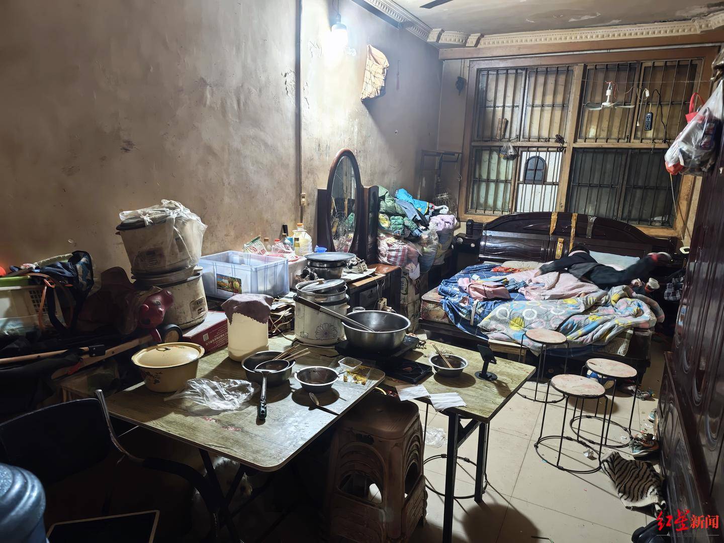 现场走访“女孩寒冬穿拖鞋捡食”一家:还有一个4岁妹妹<strong></p>
<p>中国船舶股票</strong>,当地正为两个孩子联系学校|求真