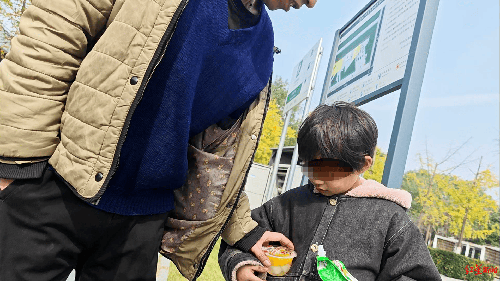 现场走访“女孩寒冬穿拖鞋捡食”一家:还有一个4岁妹妹<strong></p>
<p>中国船舶股票</strong>,当地正为两个孩子联系学校|求真