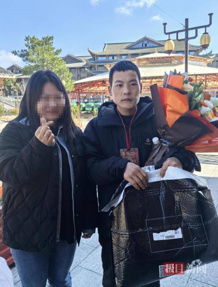 29岁女粉丝专程上山送礼物<strong></p>
<p>日出东方股票</strong>,声称想做张家界荒野求生选手“刀疤哥”的老婆