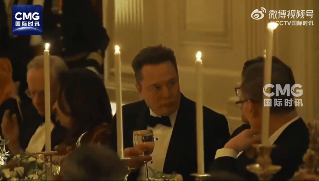 特朗普举办白宫晚宴<strong></p>
<p>日出东方股票</strong>,特意留步拍马斯克肚子打招呼,并大夸赴宴的C罗