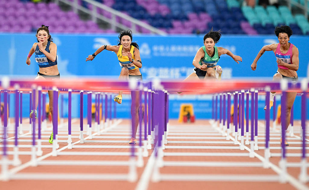 吴艳妮摘银颁奖台上仰面爆哭<strong></p>
<p>股票跌</strong>,她向粉丝和家人鞠躬,“给自己打0分,对不起你们”