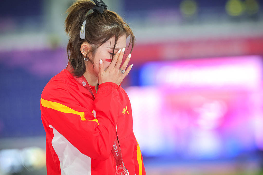 吴艳妮摘银颁奖台上仰面爆哭<strong></p>
<p>股票跌</strong>,她向粉丝和家人鞠躬,“给自己打0分,对不起你们”