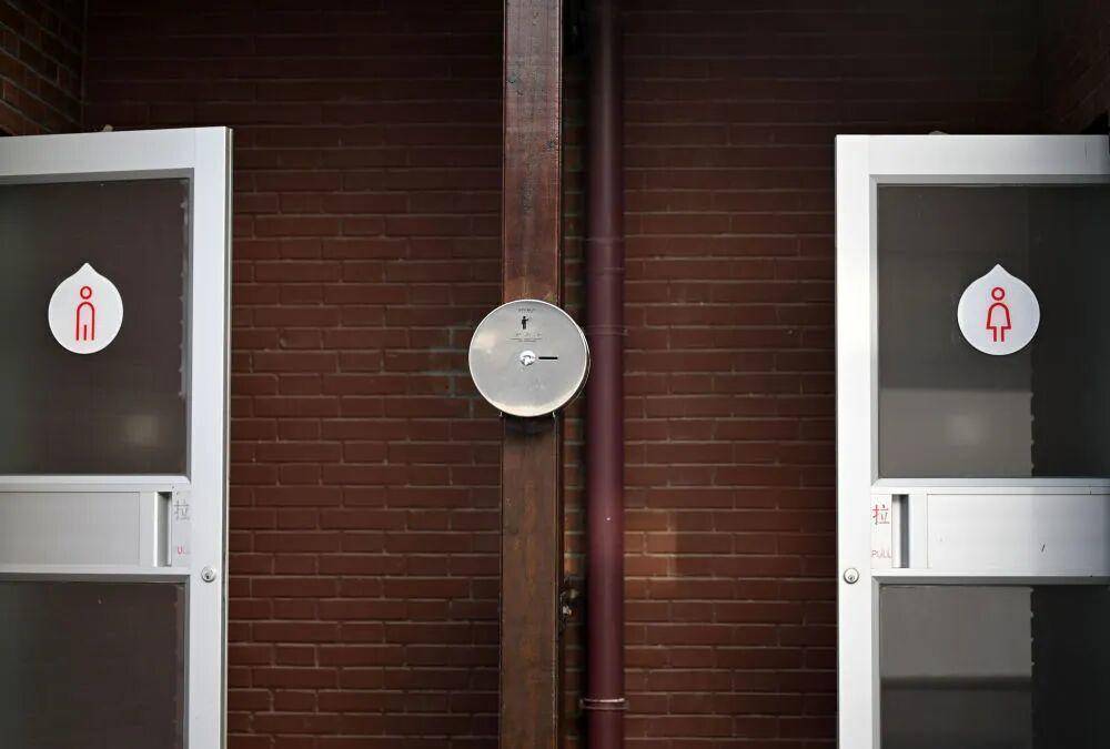 “我只想上个厕所<strong></p>
<p>股票跌</strong>,别考我了行不行!”