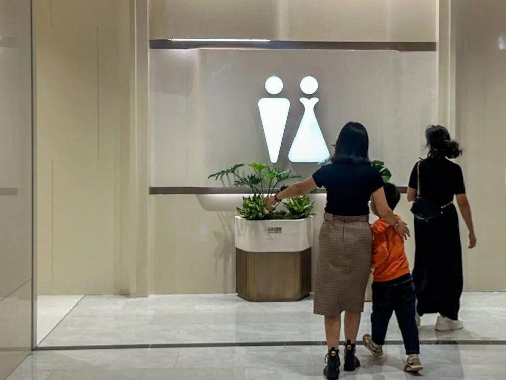 “我只想上个厕所<strong></p>
<p>股票跌</strong>,别考我了行不行!”