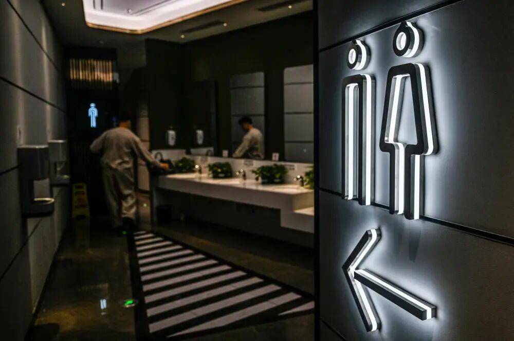 “我只想上个厕所<strong></p>
<p>股票跌</strong>,别考我了行不行!”