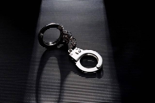 17岁女孩被继父强奸时不敢反抗<strong></p>
<p>中国联通股票</strong>,曾目睹其家暴生母 法院:继父构成强奸罪