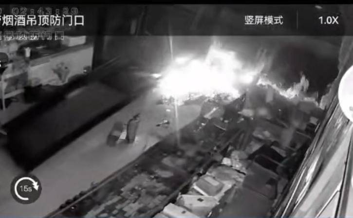 多名男子开越野车撞开烟酒店大门行窃<strong></p>
<p>中国联通股票</strong>,失主报案称损失超20万元,警方回应