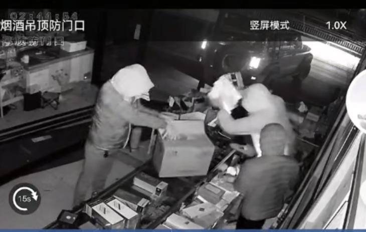 多名男子开越野车撞开烟酒店大门行窃<strong></p>
<p>中国联通股票</strong>,失主报案称损失超20万元,警方回应