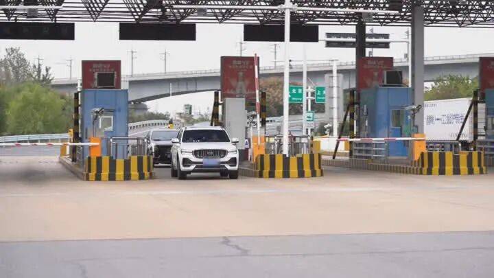 扬州一女子刷短视频惹祸:偷偷去银行取了6万现金<strong></p>
<p>隆基绿能股票</strong>,结果……