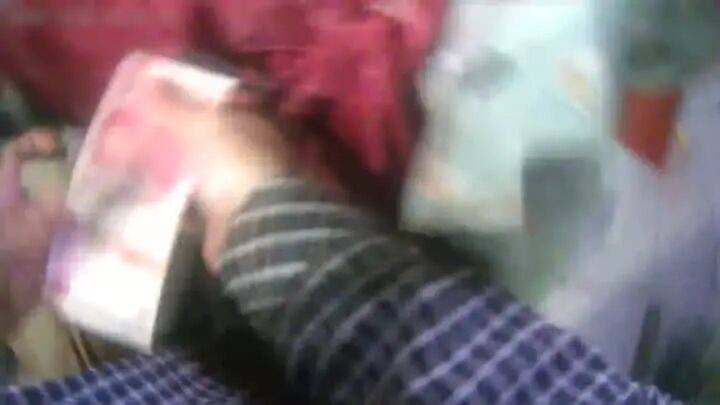 扬州一女子刷短视频惹祸:偷偷去银行取了6万现金<strong></p>
<p>隆基绿能股票</strong>,结果……