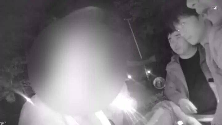 扬州一女子刷短视频惹祸:偷偷去银行取了6万现金<strong></p>
<p>隆基绿能股票</strong>,结果……