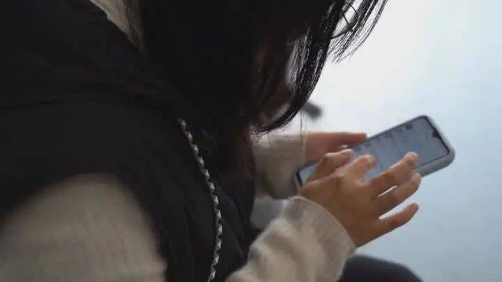 扬州一女子刷短视频惹祸:偷偷去银行取了6万现金<strong></p>
<p>隆基绿能股票</strong>,结果……