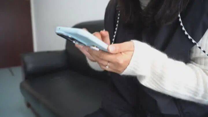 扬州一女子刷短视频惹祸:偷偷去银行取了6万现金<strong></p>
<p>隆基绿能股票</strong>,结果……