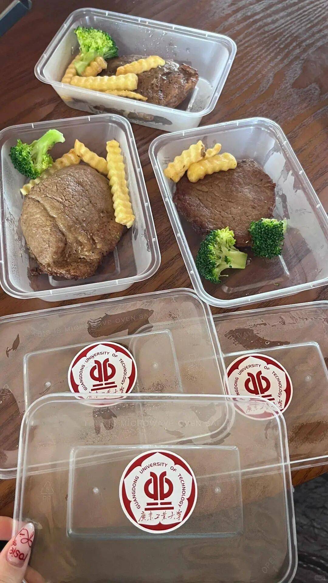 广东工业大学请6万师生吃牛扒<strong></p>
<p>蔚来股票</strong>,校方回应:因近期学校喜事很多