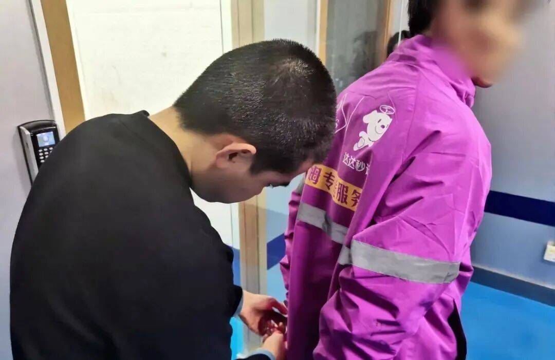 南京一山姆配送员竟是“三逃”人员<strong></p>
<p>康美药业股票</strong>,送货途中被捕,山姆客服未回应录用合规性