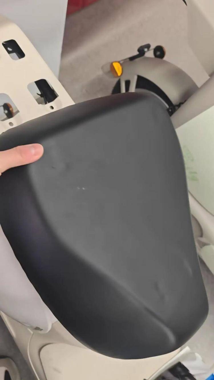 冬天冻屁股夏天烫屁股<strong></p>
<p>康美药业股票</strong>?台铃电动车疑用“金属坐垫”引热议