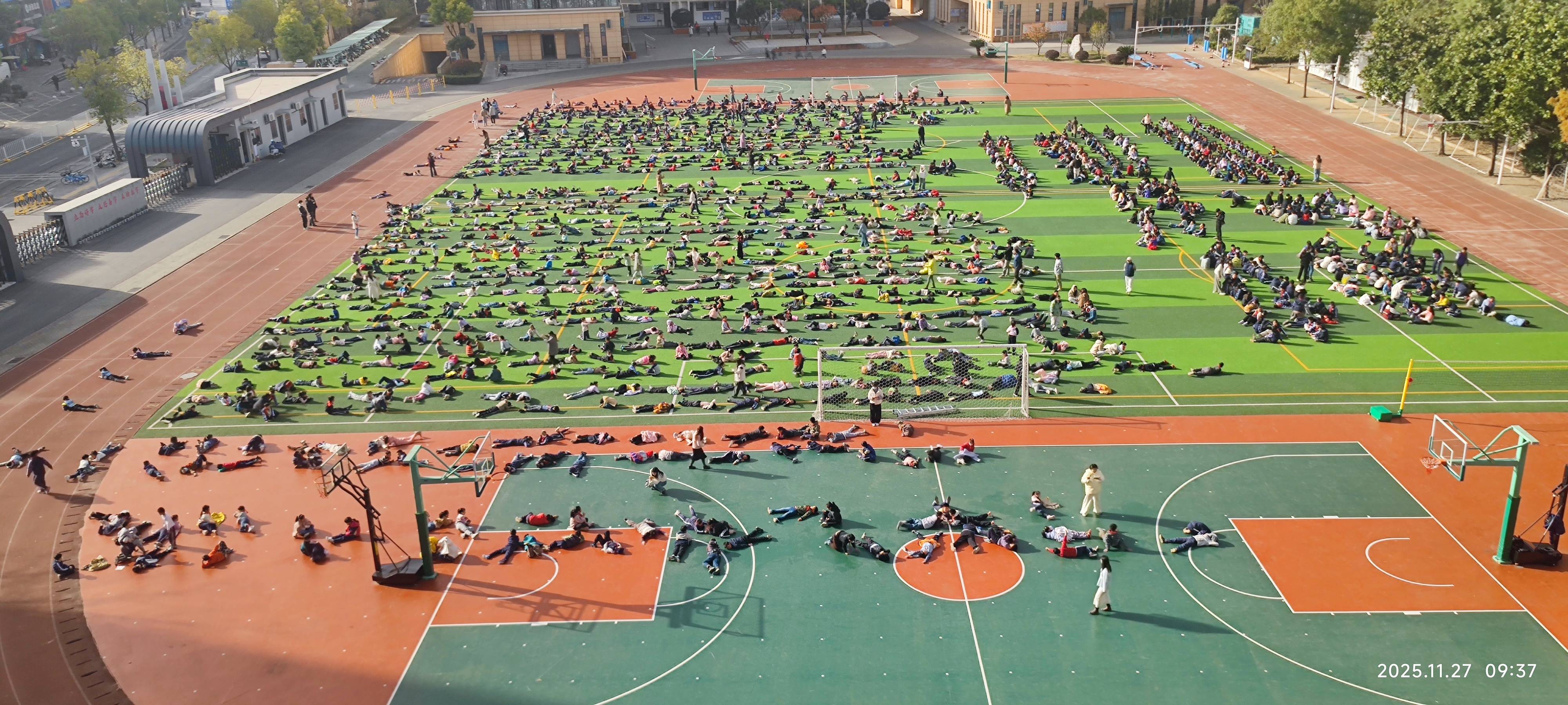 武汉一学校大课间秒变大型“晒娃”现场<strong></p>
<p>三六零股票</strong>,1700名学生乐得在操场上打滚,乐在其中