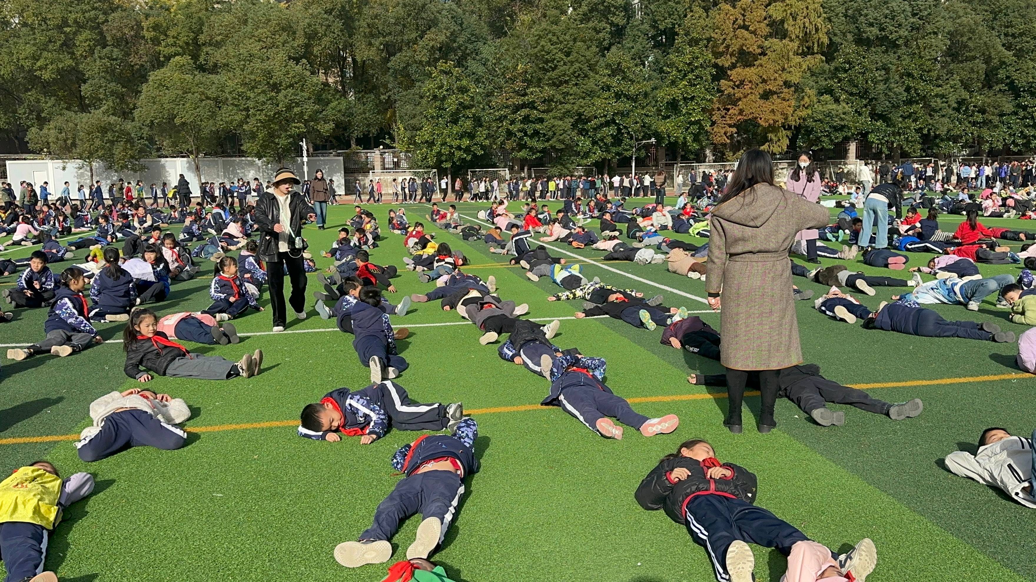 武汉一学校大课间秒变大型“晒娃”现场<strong></p>
<p>三六零股票</strong>,1700名学生乐得在操场上打滚,乐在其中